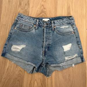 Jeansshorts från H&M mycket bra skick. Hög midja. Från djur och rökfritt hem.