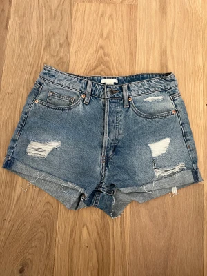 Jeansshorts  - Jeansshorts från H&M mycket bra skick. Hög midja. Från djur och rökfritt hem.