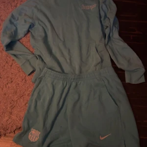 Nike Barcelona suit - Helt nytt, storlek m på både hoodie och byxor