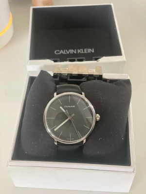 Calvin Klein klocka - Använt bara en gång… inga repor eller så men förpackningen är sönder som ni ser på bilden 