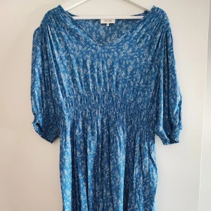 Klänning  - Använd en gång. Nyskick 