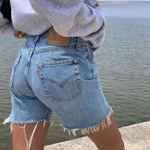 Levis 501 shorts - (Första bilden är lånad! ) as snygga levis 501 shorts som är lite längre. Står ej storlek men passar en xs/34! Sitter lite tajt på mig som brukar ha s/36. 