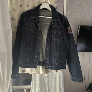 Mörkblå jeansjacka - Säljer denna assnygga jeansjacka från Esprit då den är för liten. Står ingen storlek men skulle säga att den är en S. Bara att skriva för fler bilder💗