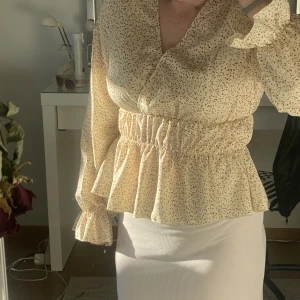 Topp - Jättefin topp som knappast är använd, så den är i bra skick💕 bara skriva för fler bilder eller frågor!