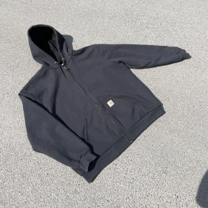 Carhartt hoodie - En heavyweight hoodie som är för fet. Riktigt najs passform om man gillar lite mer boxy fit. 