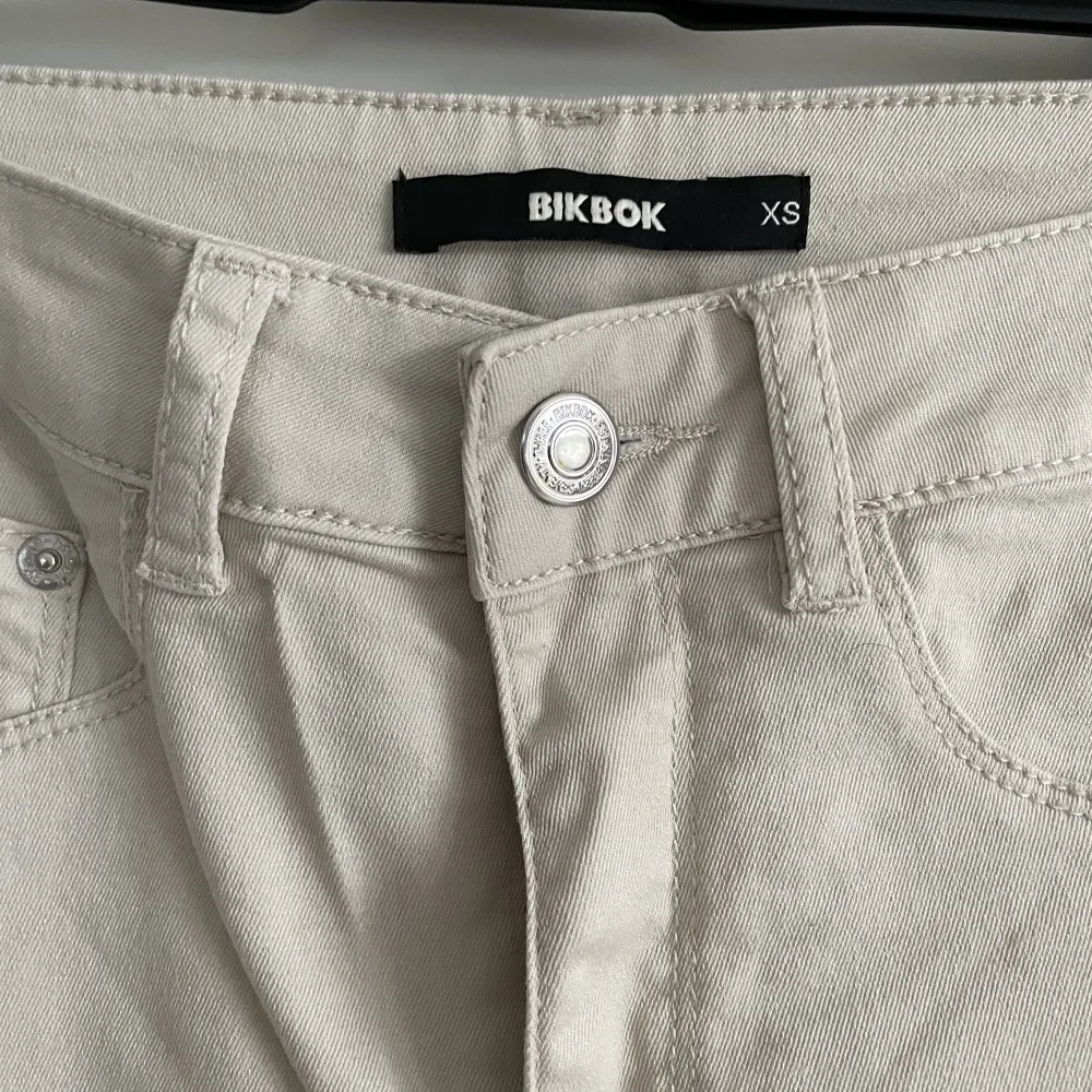 Beiga jeans från bikbok  Strl. xs. Jeans & Byxor.