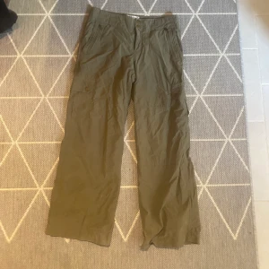 cargopants  - otroligt fina cargopants! gröna, baggy med guldiga detaljer. sitter snyggt ocersize på en xs/s. inga defekter.