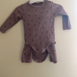 Body & Byxor  - Helt ny body med ett par matchande byxor. Aldrig använda! Storlek 56  ( 70 kr ink frakt )