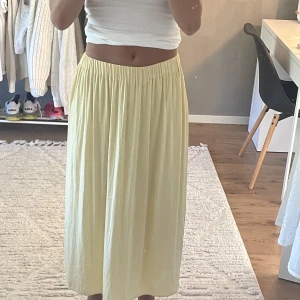 Långkjol  - Säljer denna gula långkjol💛🤍