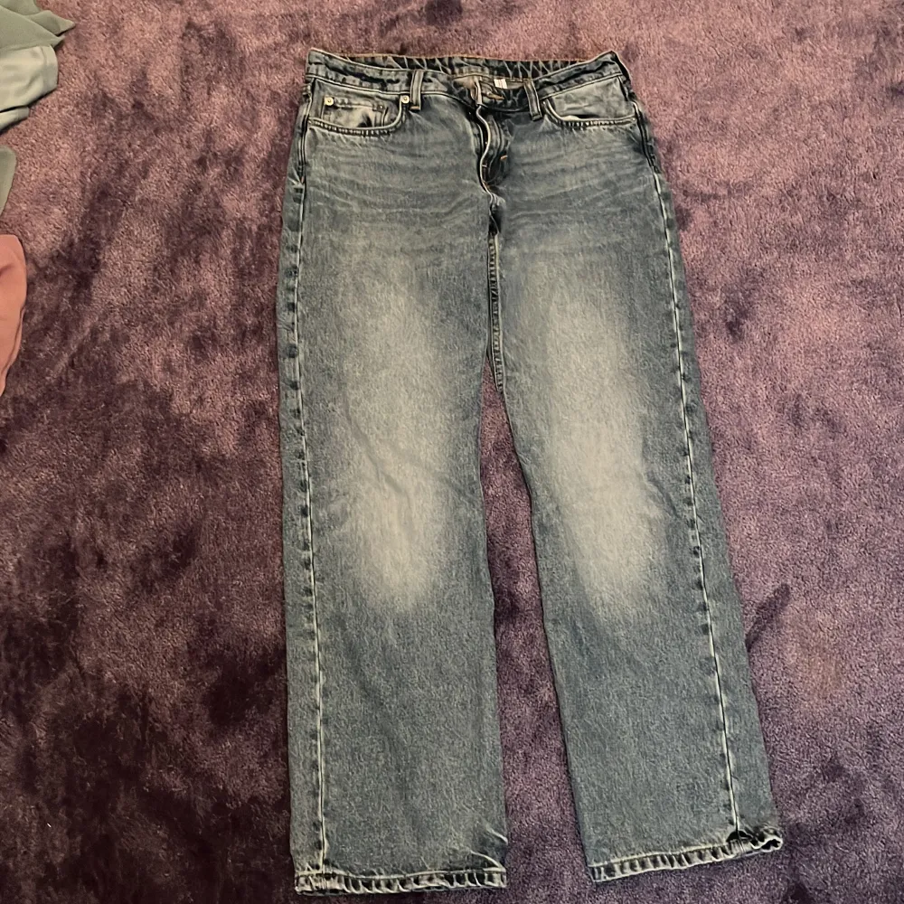 Här har jag ett par lågmidjade jeans från weekday. Storlek: W 27 L 32.. Jeans & Byxor.