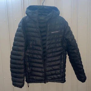 Peak performance jacka - Hej! Säljer min peak jacka som jag inte använt på nåt tag för att jag inte gillar den så mycket längre och vill ha lite extra pengar! Den är väldigt bekväm och har passar mig som är i strl M även fast att den är i strl S 😄