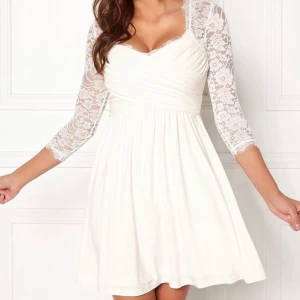 NY! Vit studentklänning strl. XS - Helt ny! Alla lappar kvar. Perfekt till studenten! Strl. XS. Superfin passform som ger en fin figur. Den är inte genomskinlig eftersom den har dubbla lager tyg. Extra knapp medföljer. Inköpspris 599.