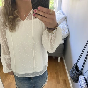 Somrig Vilablus - Säljer min blus från Vila i storlek 34 pga att den inte används. Använd fåtal gånger så därför i bra skick utan defekter. 💞