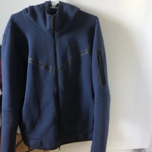 Nike tech - Köpte den för ca 2 månader sedan, använde den lite.