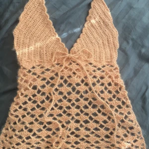 Virkad Topp Med Öppen Rygg - Säljer denna söta virkade topp med öppen rygg som jag gjort själv! Det är i mohair garn (vet inte om det är äkta mohair eller fake)