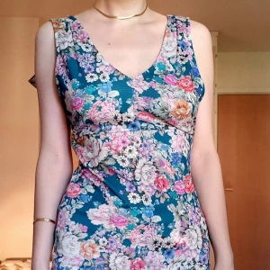 Pull&Bear Klänning Ny  - En helt ny underbar klänning med tag kvar ifrån Pull&Bear. Storlek 38 men tight, mer som en 34-36. (JAG 36)❤  skickas spårbart Paketeras väl 🌱🤝  Vid frågor eller funderingar kontakta mig gärna  😊🌻🌞