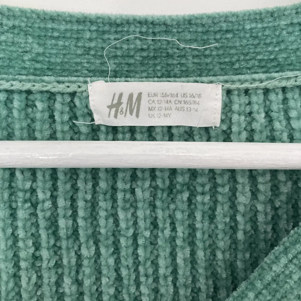 En jättefin och mjuk grön kofta från H&M ganska använd och lite sliten som ni kan se på bild två 💞. Tröjor & Koftor.