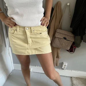 Jeans kjol  - Gul jeans kjol aldrig använd! Jätte fin till sommaren