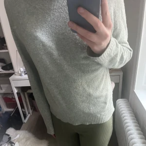 Tröja - Tröja i grön färg från vero Moda. Den är nopprig💞💞köpare står för frakt💞💞