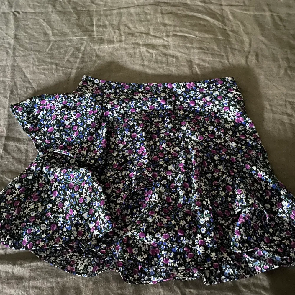 Säljer denna supersöta mini-skirt i storlek XS (S) p.g.a. jag dessvärre inte har någon användning av den längre. Passar superbra nu till sommaren! Frakt ingår ej❤️‍🔥. Kjolar.