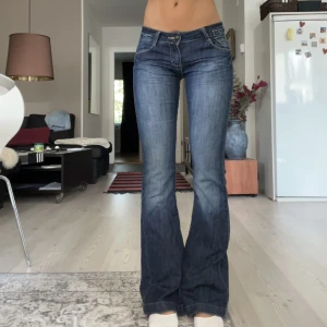 Lågmidjade jeans - Lågmidjade utsvängda jeans, jag är 166!