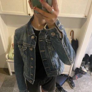 Jeansjacka  - Fin jeansjacka, som har fina detaljer, står ingen storlek men jag bär xs och passar mig väldigt bra