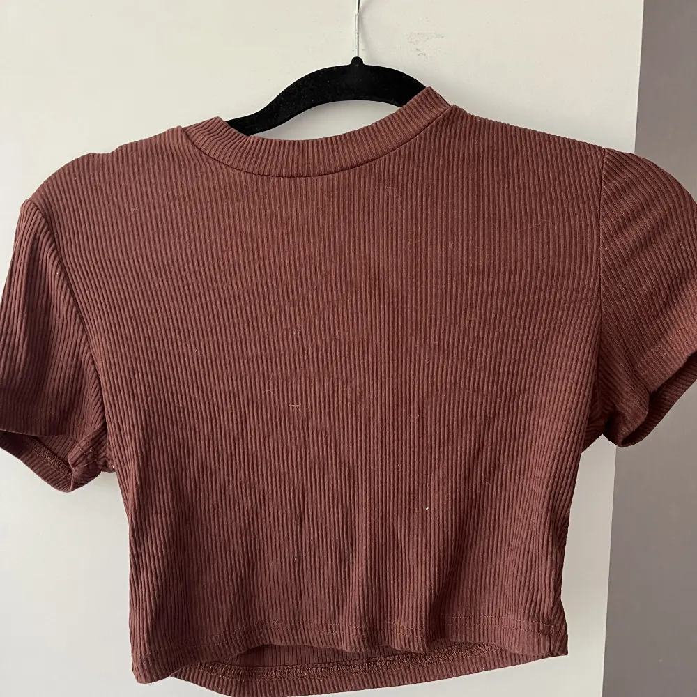 En fin brun magtröja från SHEIN😍 knappt använd och i bra skick . T-shirts.