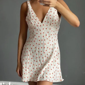 Jordgubbsklänning - Super söt sommarklönning från zara. För liten för mig tyvärr😭 Kan stryka om önskas! OBS: första tvp bilder är lånade  Pris kan diskuteras  OBS: TRYCK INTE PÅ KÖP NU!!!