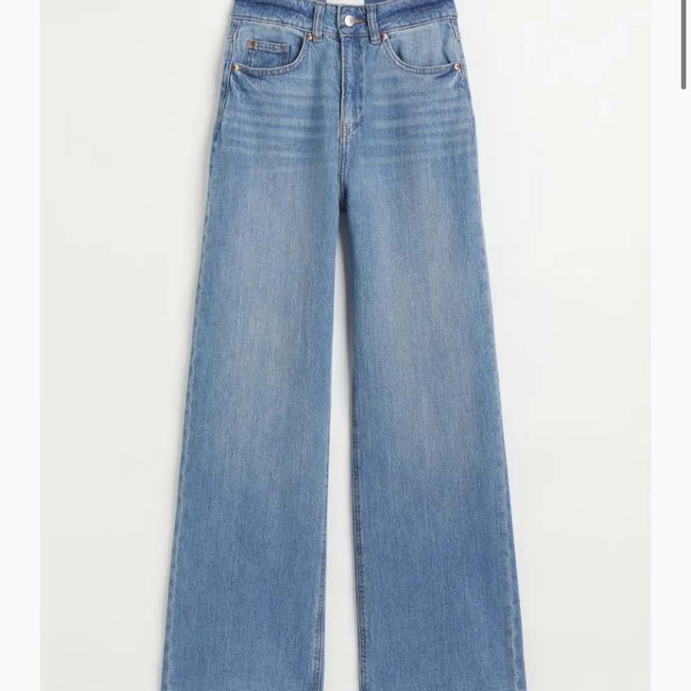 Riktigt snygga high weasted jeans. Skönt material☺️. Lite fladriga, väldigt bra skick!❤️ säljer för de inte passar.. Jeans & Byxor.
