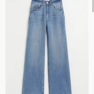 Riktigt snygga high weasted jeans. Skönt material☺️. Lite fladriga, väldigt bra skick!❤️ säljer för de inte passar.