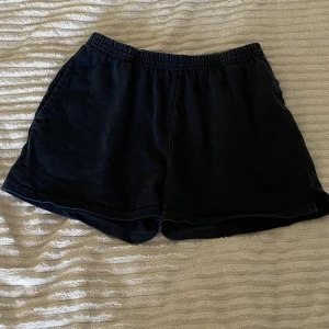 mjukisshorts - mörkblå mjukisshorts från brandy melville