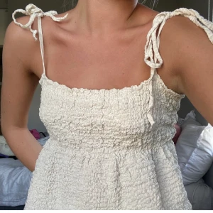 Topp zara - Fin beige topp från zara nästan aldrig använd!