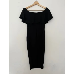 Svart off shoulder klänning  - Svart midi klänning använd 1 gång. 