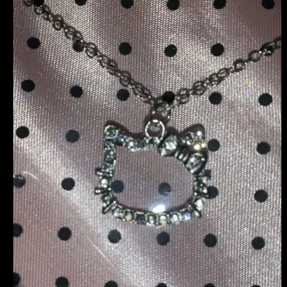 Coolt Hello Kitty halsband med rhinestones!! (GÅR FORTFARANDE ATT KÖPA, SKRIV TILL MIG) finns flera annonser på dessa halsband på min sida eftersom det finns flera i lager!!💗💗. Accessoarer.