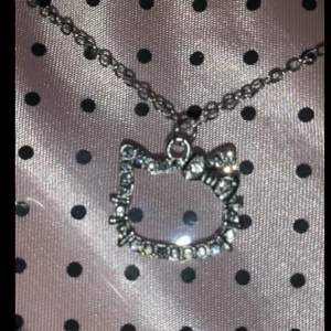 Coolt Hello Kitty halsband med rhinestones!! (GÅR FORTFARANDE ATT KÖPA, SKRIV TILL MIG) finns flera annonser på dessa halsband på min sida eftersom det finns flera i lager!!💗💗