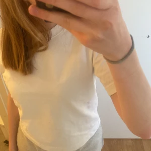 T-shirt  - En basic t-shirt från gina i mycket bra skick. Storlek xxs men passar även mig som har S