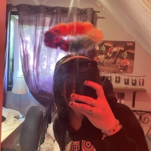 Regnbågs angel aura - Köptes på en Pride parad i Göteborg förra året! Använd 1 gång Skriv till mig vid intresse eller för fler bilder  Endast swish Pris kan diskuteras 