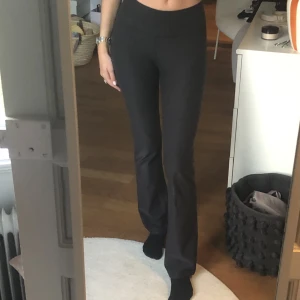 Nike Yogapants - Så sköna yogapants från Nike som är lite utsvängda i benet