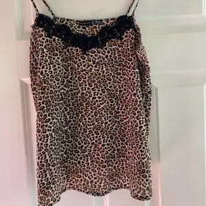 Fint tunt leopard mönstrat linne, köpt i Spanien. 