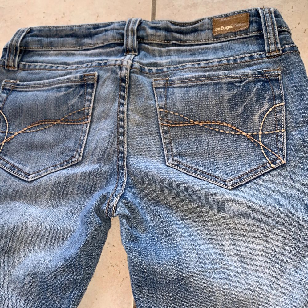 Låga vintage jeans i bootcut 💗 midja 81 & Innerben 85cm💗 Obs förra ägaren har klippt en slits nertill & jeansen är slitna där💗. Jeans & Byxor.