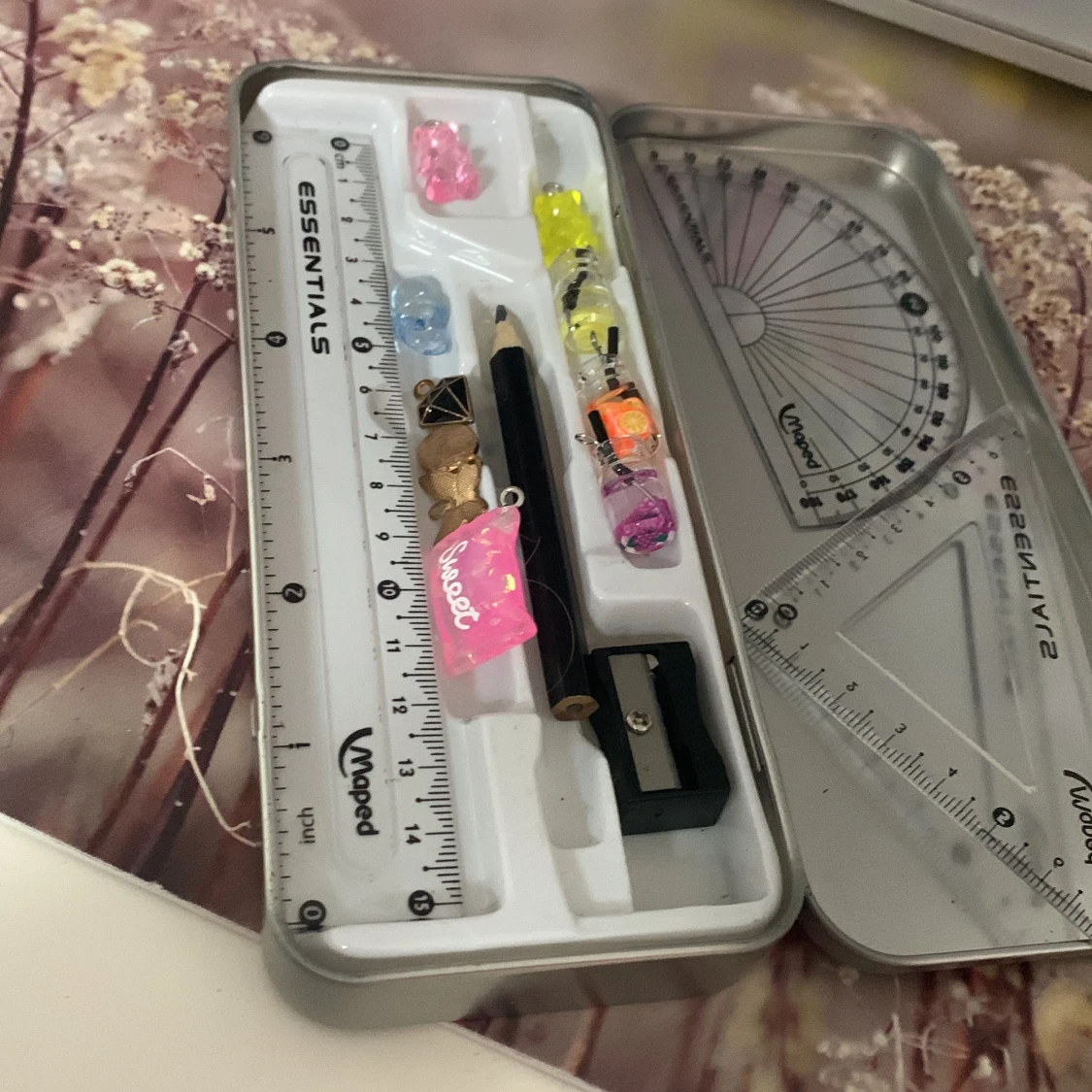 Penna,smycken,linjal - 91