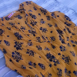 Sommarklänningar  - L och M jätte fina kläningar plus 1 skorta 