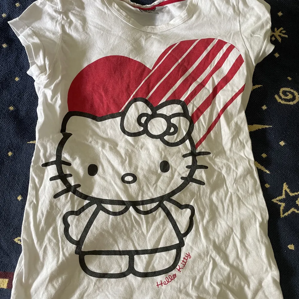 En söt hello Kitty tshirt. Säljer pga att jag inte använder den längre. Köparen står för frakt och pris kan diskuteras💕. T-shirts.