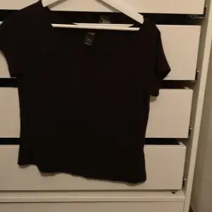 Söt svart T-shirt som sitter lite loose 