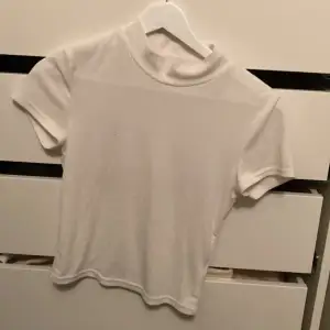 En vit T-shirt med liten krage, ribbad och vit, inga defekter, knappt använd
