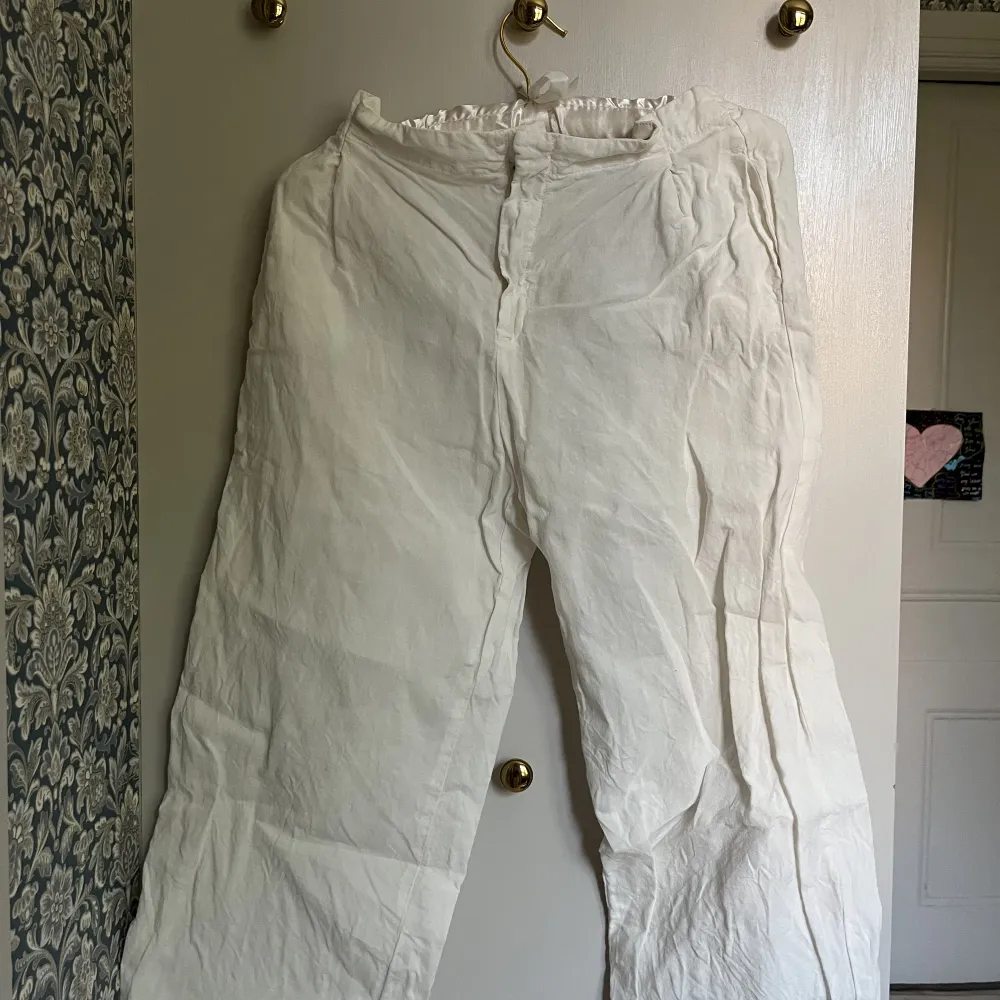Det är ett par linne byxor från zara det är vit/Beigea. Dom har gylf. Det är i storlek 164 har använt dom minst 3 grg. Priset jag köpte dom för 400 prin nu 300. Jeans & Byxor.