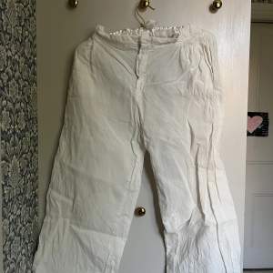 Det är ett par linne byxor från zara det är vit/Beigea. Dom har gylf. Det är i storlek 164 har använt dom minst 3 grg. Priset jag köpte dom för 400 prin nu 300