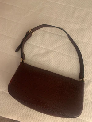Väska  - Söt väska från Lindex💕70kr+ frakt. Den är vinröd/brun i ormskinn. 
