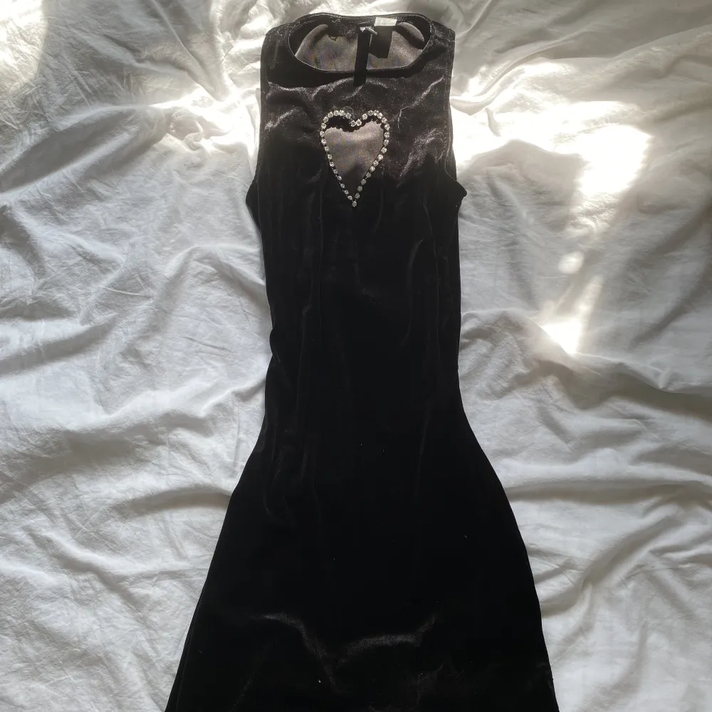 Supersöt svart tight klänning! Väldigt fint skick och bara använd 1 gång Frakt tillkommer 💗. Klänningar.