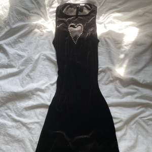 Supersöt svart tight klänning! Väldigt fint skick och bara använd 1 gång Frakt tillkommer 💗